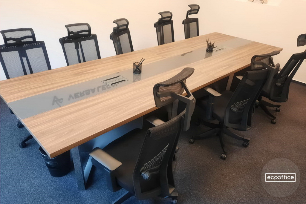 Столы TIME METAL и кресла ECO-CHAIR для юридической компании